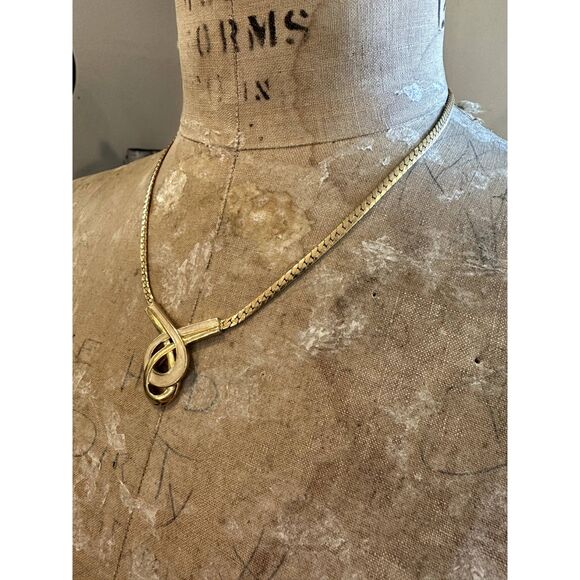 Vintage Avon Gold Tone Herringbone Chain Cream Enamel Pendant - Picture 7 of 7